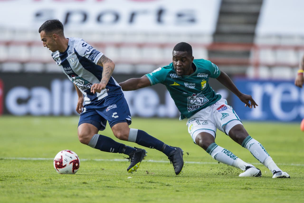 Yairo Moreno hace lo que quiere por la banda izquierda y no hay jugador del Pachuca que lo haya podido frenar.
