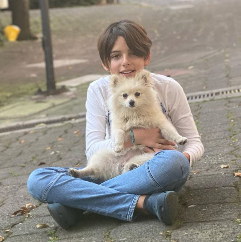 Pero esta no es la primera pareja que tiene el adolescente, en febrero de 2020 sorprendió a la actriz al confesarle que ya había tenido 3 o 4 novias durante un episodio de su canal de YouTube.