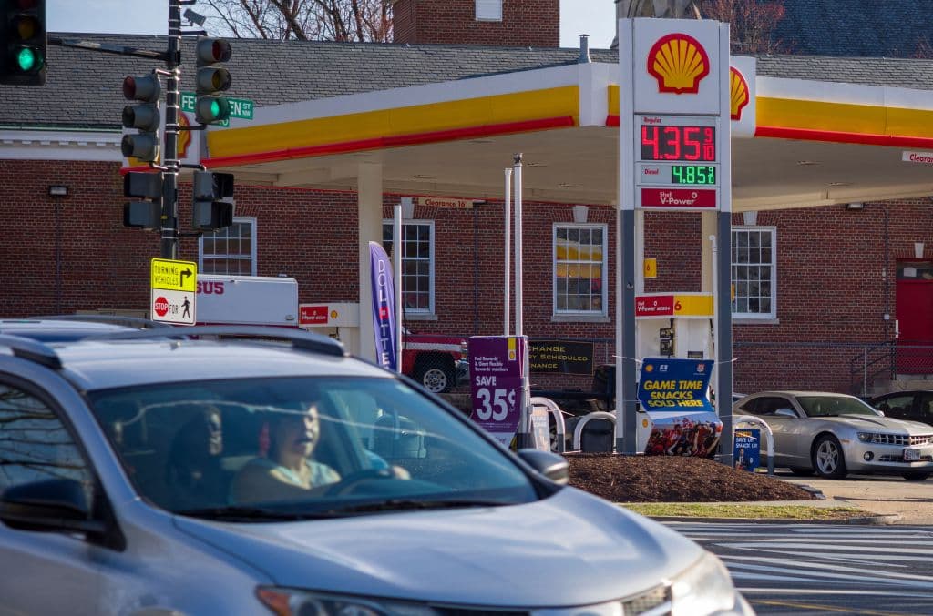 <b>Aprovecha los programa de puntos de las gasolineras. </b>Si bajas en tu celular la app de tu gasolinera favorita y te inscribes en su programa de puntos, puedes ahorrar al año cientos de dólares. 
<br>