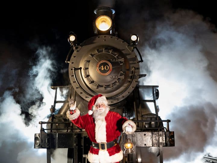 En 
<b><a href="https://www.newhoperailroad.com/santas-north-pole-premium-train/">“Santa’s North Pole Premiun Train”</a></b> podrás unirte a Papá Noel y la Sra. Claus para dar un paseo en una locomotora de vapor a través del histórico campo del condado de Bucks. Cada niño recibirá su propio cascabel de regalo del mismísimo Santa. Se alienta a niños y adultos por igual a disfrutar del espíritu de la temporada vistiendo pijamas y preparándose para un relajante paseo con familiares y amigos a bordo de festivos vagones de tren adornados con adornos navideños.