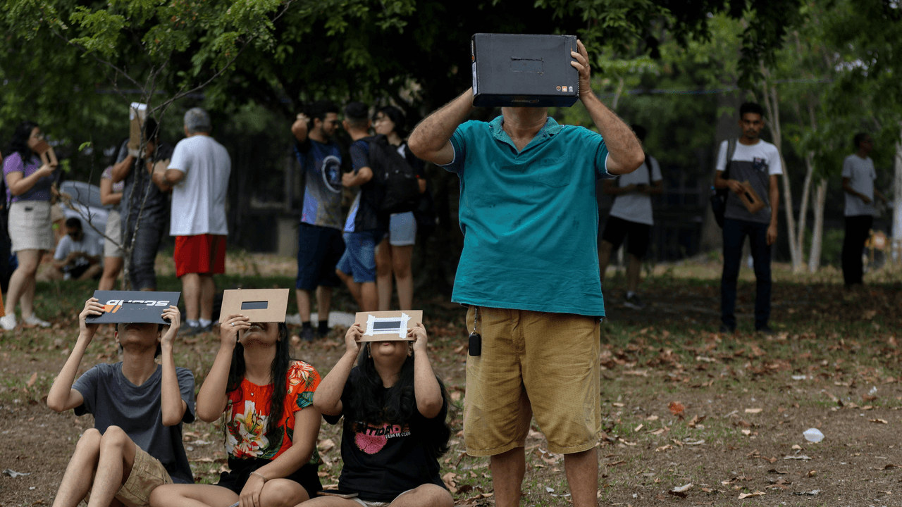 Los colores azules, verdes y morados se podrán ver más nítidamente que los rojos y naranjas durante el eclipse solar.