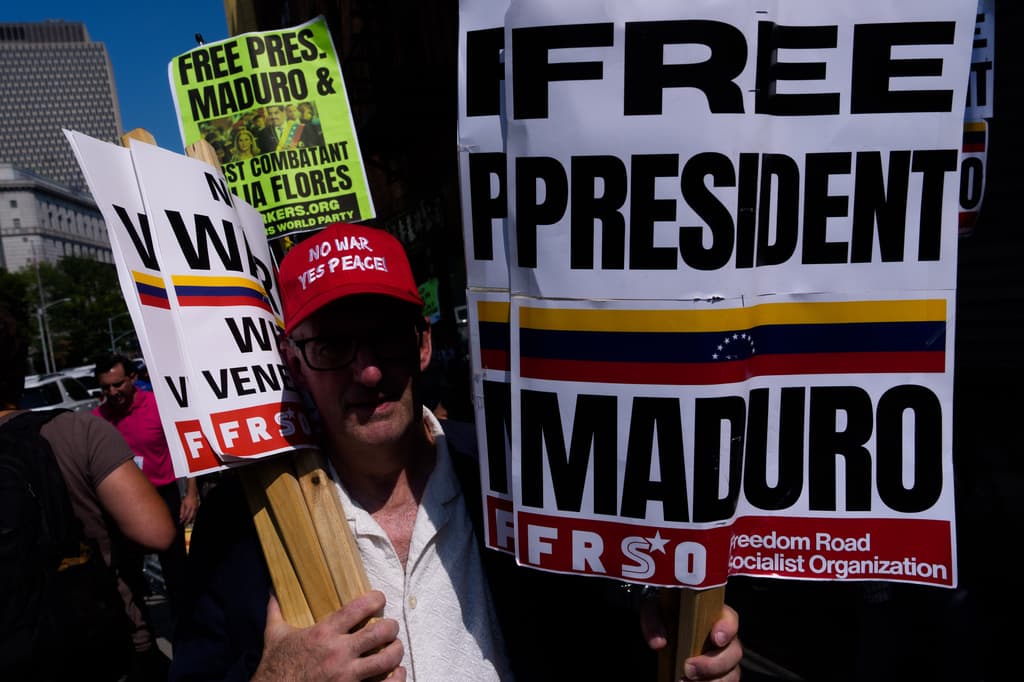 Había pancartas de sobra para quienes quisieran sumarse a una manifestación que hubo frente al tribunal en Manhattan, a favor del arrestado matrimonio venezolano.