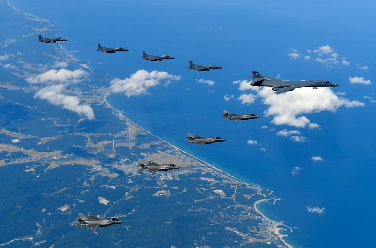 El ministro de Defensa surcoreano afirmó que dos bombarderos estadounidenses B-1B y cuatro aviones F-35 volaron desde Guam y Japón y se unieron a cuatro aviones de combate surcoreanos F-15K. Corea del Norte llevó a cabo su sexta prueba nuclear el 3 de septiembre y posteriormente fue sancionado duramente por la ONU.