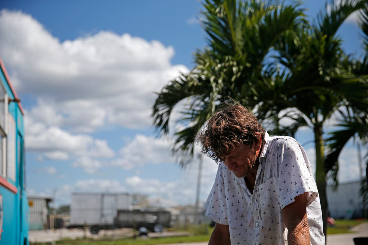 Larry Dimas describe cómo el huracán Irma ocasionó daños en su casa móvil y destruyó la otra que rentaba para poder vivir, complicando aún más su situación.