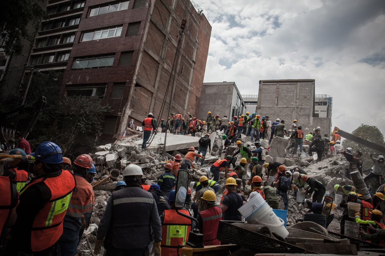 MEXICO CITY, MEXICO - SEPTEMBER 20: Rescuers work at a destroyed building at Colonia Condesa a day after the magnitude 7.1 earthquake jolted central Mexico killing more than 200 hundred people, damaging buildings, knocking out power and causing alarm throughout the capital on September 20, 2017 in Mexico City, Mexico. The earthquake comes 32 years after a magnitude-8.0 earthquake hit on September 19, 1985. (Photo by Pedro Mera/Getty Images)