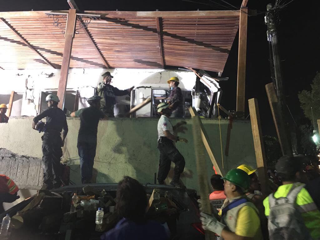 De vez en cuando algunos rescatistas que estaban en la escuela pedían guardar silencio para intentar escuchar cualquier señal de vida