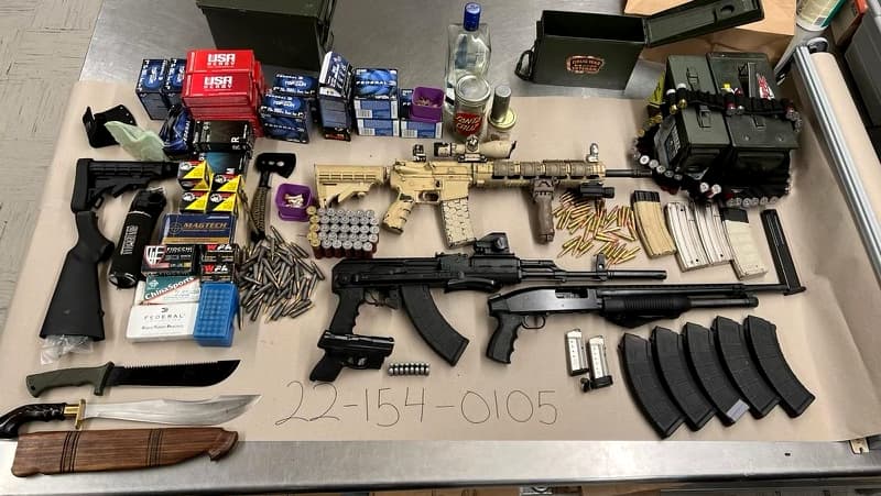 Policía encuentra rifles de asalto, pistolas y machetes dentro de un automóvil chocado en San José