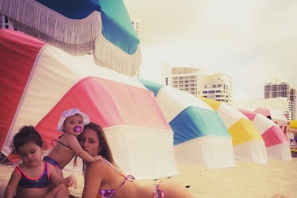 Ella misma comparte los mejores momentos con su familia, aquí abrazada por la hermosa Regina.