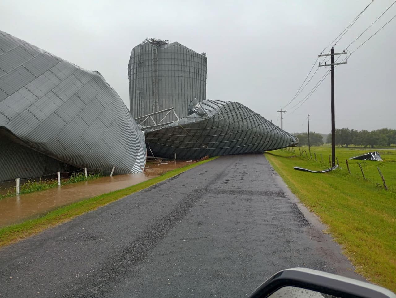 Debido a los fuertos vientos de más de 70 mph, algunas instalaciones industriales sufrieron daños por Beryl.