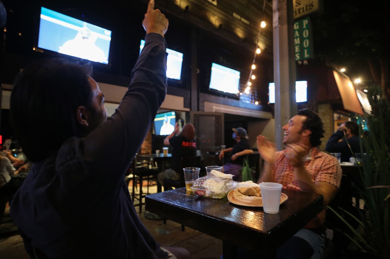 La emoción se siente también en las calles de Los Ángeles en donde bares y restaurantes han dispuesto pantallas para seguir minuto a minuto del partido.