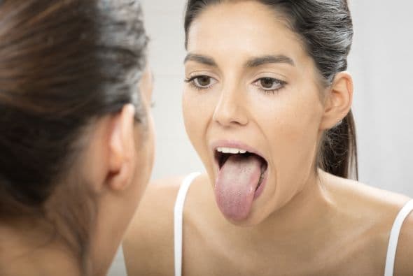 <b>Limpia tu lengua. </b>Utiliza un raspador de lengua todas las mañanas para remover la placa bacteriana que se forma en ella durante la noche.