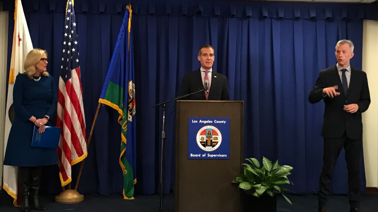 El alcalde de Los Ángeles, Eric Garcetti, y otros oficiales del condado, anunciaron la orden obligatoria de quedarse en casa, la cual exige a más de 10 millones de residentes a limitar sus movimientos y a cerrar miles de negocios.
