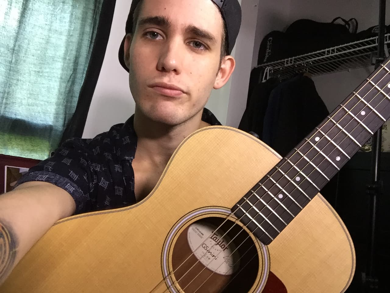 Algo que no sabías de Abdiel es que colecciona guitarras.