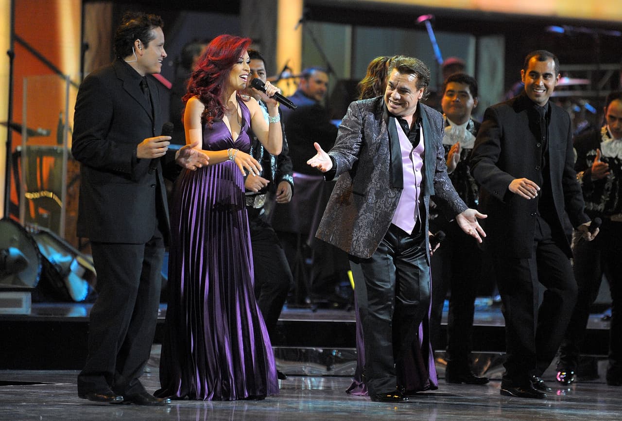 También lo acompañaron sus coristas, esos que siempre cantaron junto a él, para embellecer sus temas.