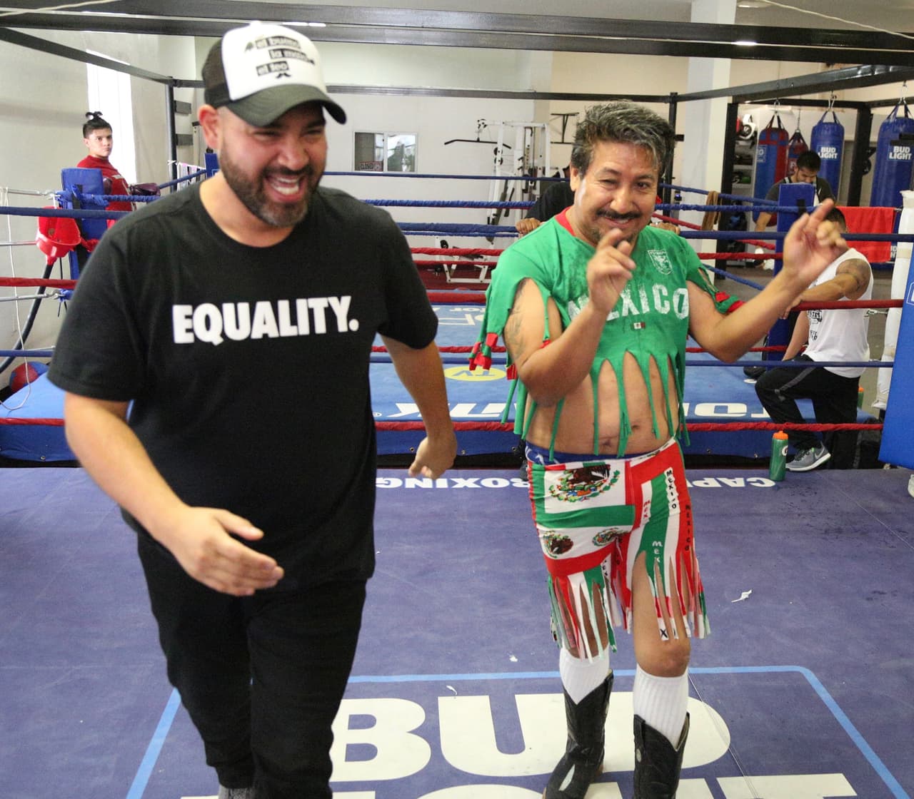 Así pagó la apuesta El Feo a Raúl 'El Pelón' después de la derrota de Julio César Chávez Jr.