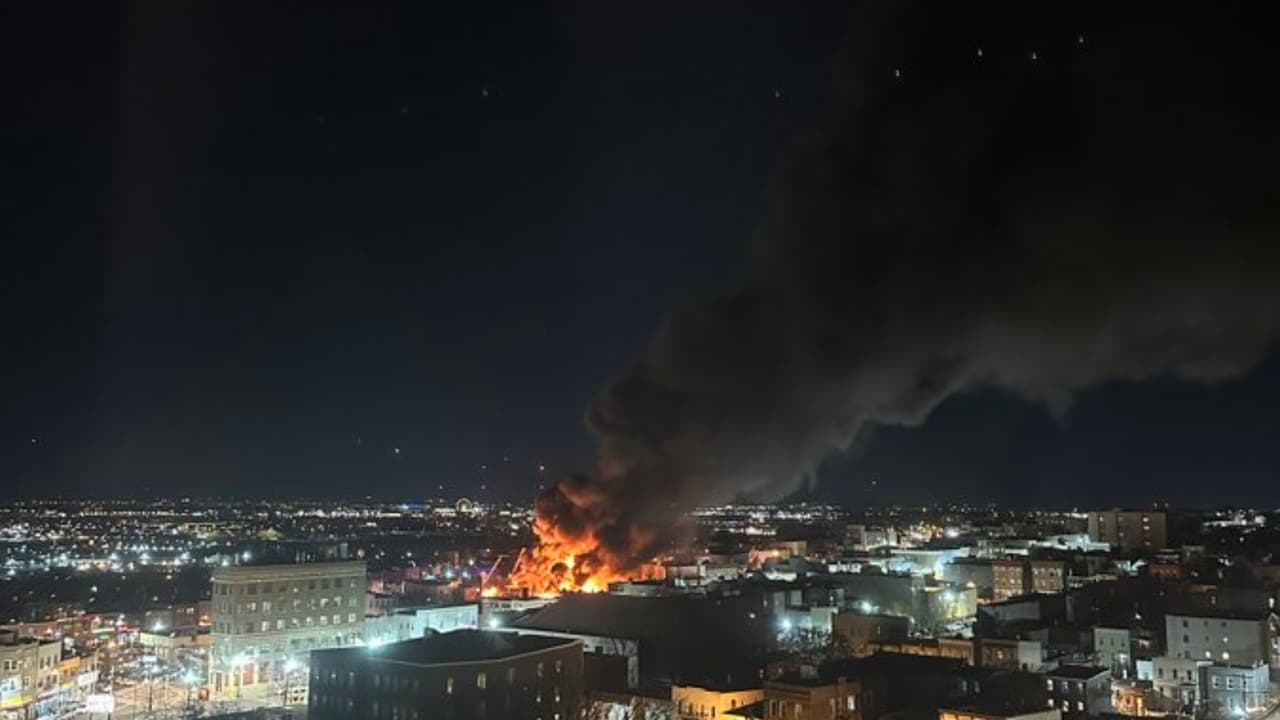 Impactante incendio arrasa con tienda de Salvation Army en New Jersey