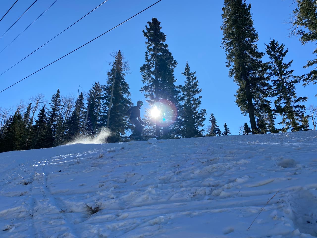<b>El tiempo: </b>Al norte del estado, se espera que las temperaturas máximas lleguen a los 57 grados Fahrenheit y mínimas de 22ºF este miércoles. Además, en estos próximos días se espera que la nieve y lluvia llegue a la región. “ 
<b><a href="https://twitter.com/NWSFlagstaff/status/1336665216440942593" target="_blank">Se pueden ver carreteras resbaladizas a lo largo del este de Mogollon Rim hacia las Montañas Blancas</a></b>”, alerta el Servicio Meteorológico Nacional de Flagstaff.
<br>