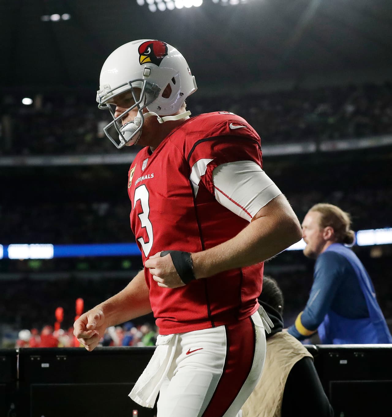 CARSON PALMER – QB, Arizona Cardinals El quarterback de Arizona se fracturó el brazo izquierdo durante el juego donde los Rams aplastaron 33-0 a los Cardinals en Londres. El coach Bruce Arians informó que Palmer se perderá ocho semanas pues deberá ser operado por su dura lesión.