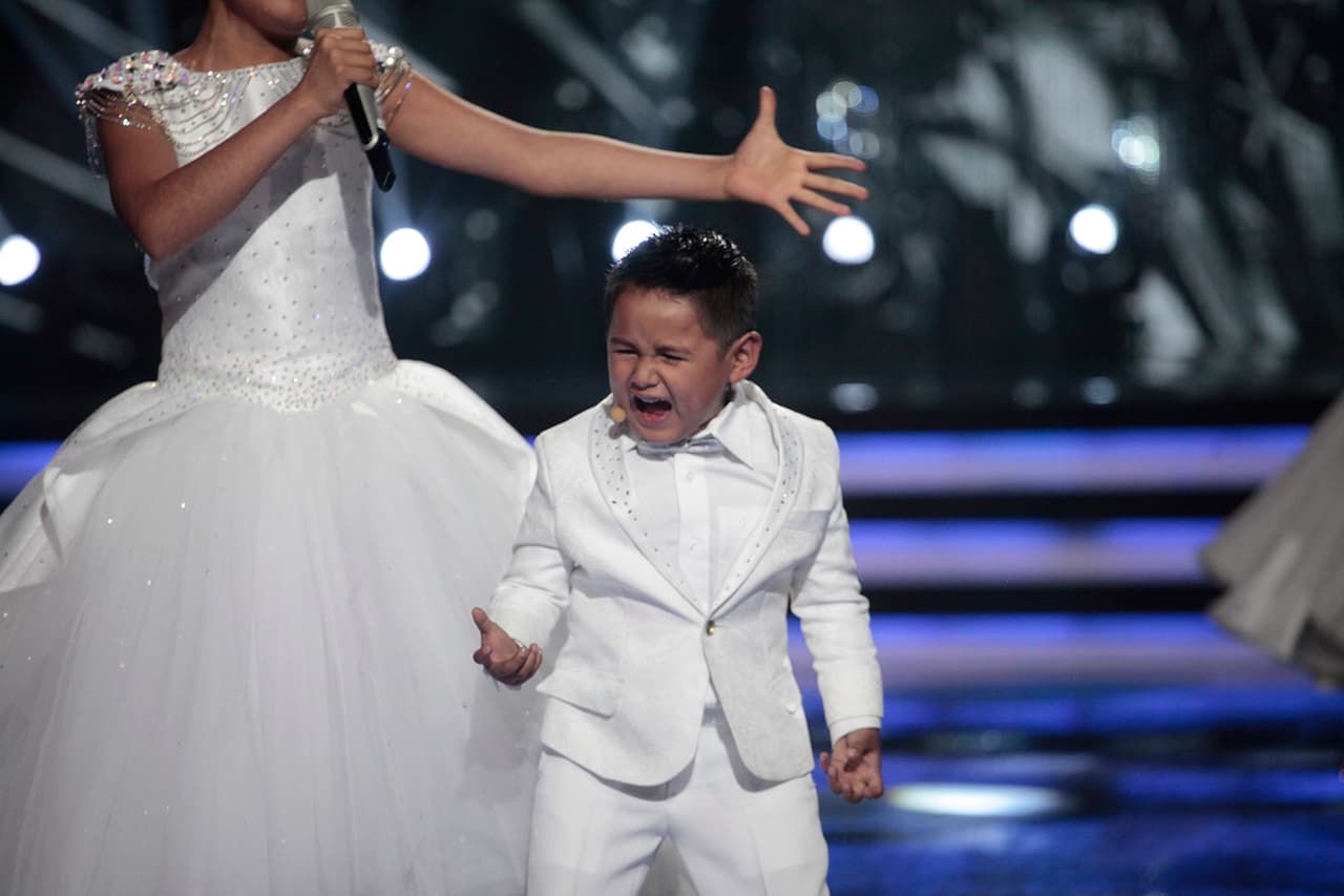 El coro de la canción quedó a cargo de Giovani, quien muy a su manera y con mucho sentimiento, comenzó con su interpretación.