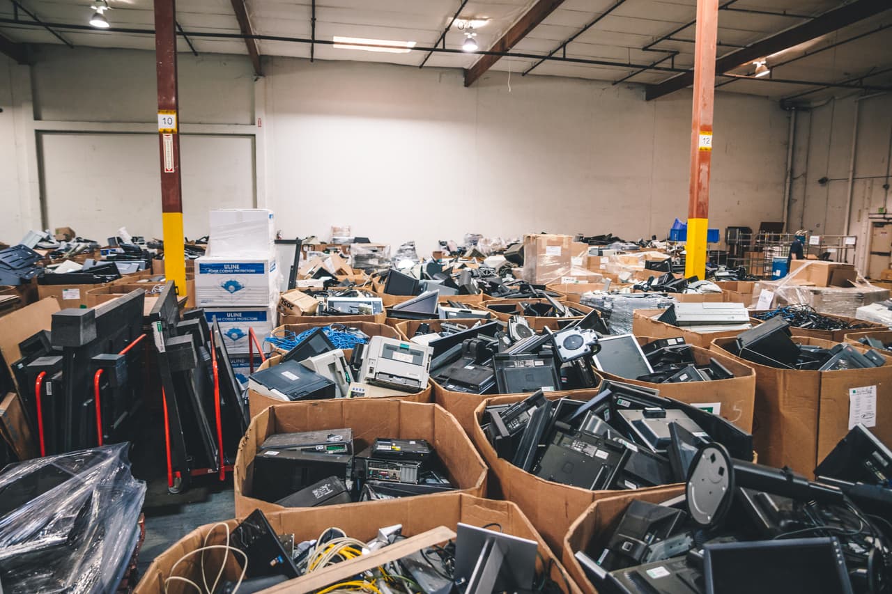 Los desechos electrónicos son productos no deseados, inutilizables o que se acercan al final de su vida.