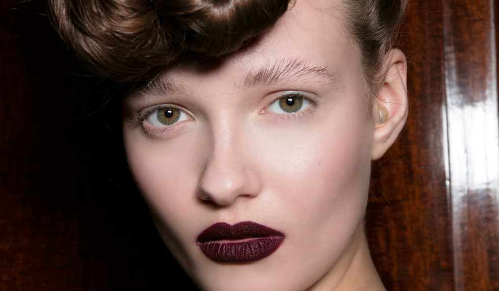 Sharp. Es la tendencia enfocada en los labios, se llevan muy obscuros en textura extremadamente mate y también con brillo. Es importante trazar bien la forma de los labios. “Lo llamo ‘minimal glam makeup’ trabajo de manera muy sencilla, sin marcar las cejas ni los ojos. Las niñas deben de llevar como única decoración los labios, que van muy intensos", puntualiza el maquillista Tom Pecheux.