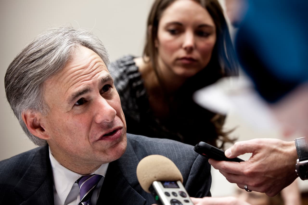 Greg Abbott: El gobernador de Texas ha sido uno de los principales defensores de la propuesta de ley SB4, a la cual convirtió en una prioridad. “La acción de hoy ayuda a asegurar que los sheriffs y funcionarios de todo Texas cumplan con las leyes federales de inmigración… las cuales mantienen fuera de nuestras calles a criminales peligrosos", afirmó luego de que la medida fuera aprobada en el Senado.