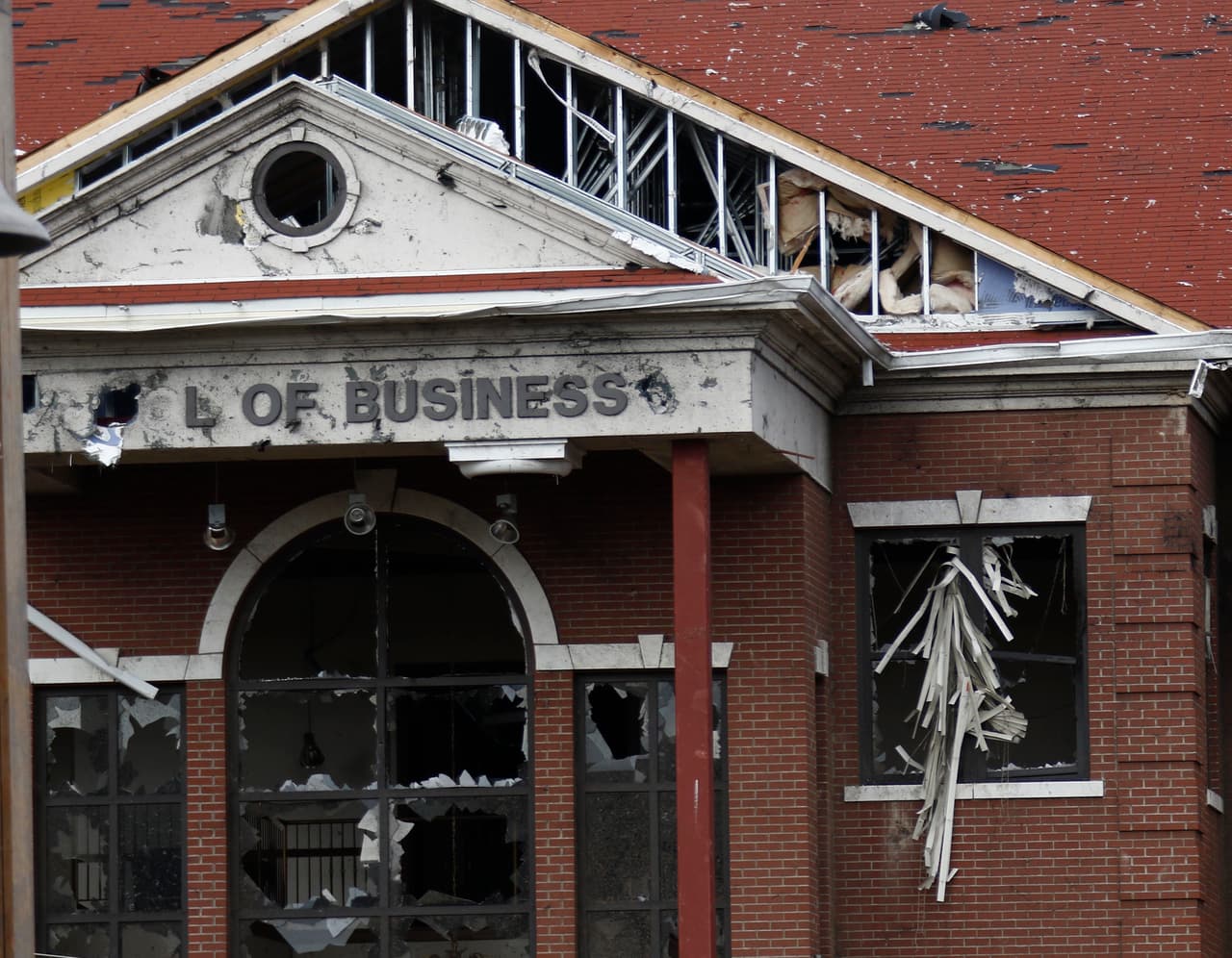La Escuela de Negocios de la Universidad William Carey, en Mississippi, sufrió daños después del tornado del sábado por la mañana que atravesó el campus.