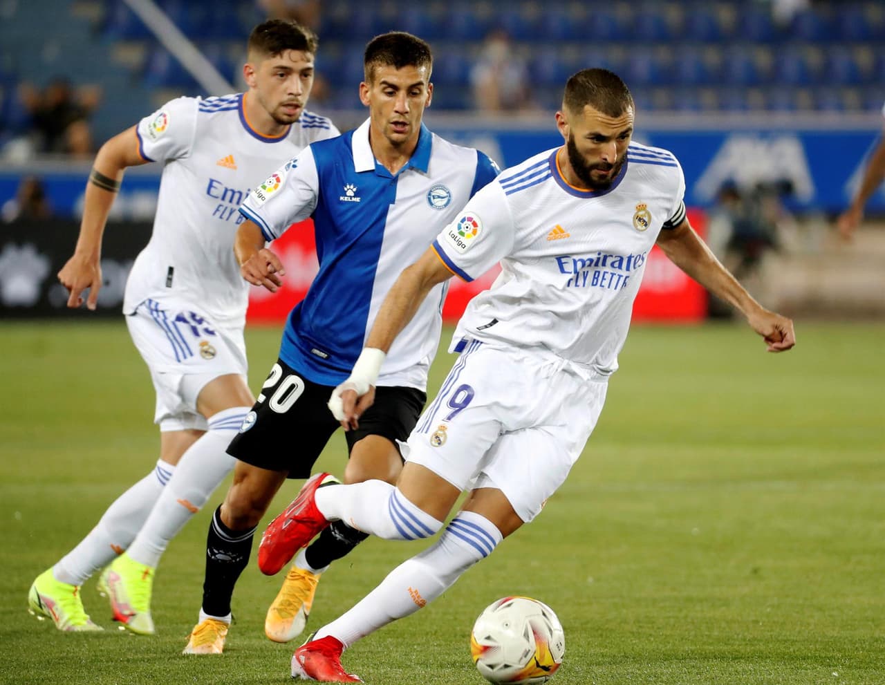 Real Madrid debuta con victoria sobre el Alavés en esta temporada de LaLiga. Con doblete de Karim Benzemá, gol de Nacho Fernández y Vinicius Junior, el club merengue suma sus tres primeros puntos en la tabla. Gareth Bale está de regreso.