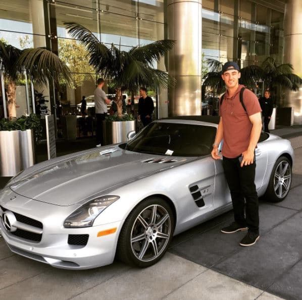 <b>Cody Bellinger,</b> primera base de los 
<b>Dodgers</b> a partir de este año, se ha convertido en toda una promesa del béisbol a sus 22 años. Fiel a su edad Bellinger presume de sus gustos sofisticados en las redes sociales, como es esta foto en la que posa a lado de un
<b> Mercedes-Benz SLS roadster</b>.