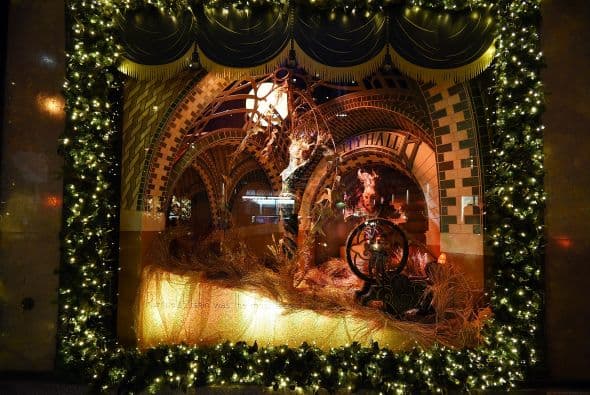 Las vitrinas navideñas de Saks FithAvenue están listas para ser admiradas por millones de visitantes. Con atuendos y accesorios lujosos que suman miles de dólares, las vitrinas se han convertido en un ícono de Nueva York. Mark Briggs, Jefe de Marketing y creativo para Saks Fifth Avenue, dijo en un comunicado que este año se han incorporado elementos nuevos , por lo que es una experiencia como ninguna otra ... una experiencia para recordar."