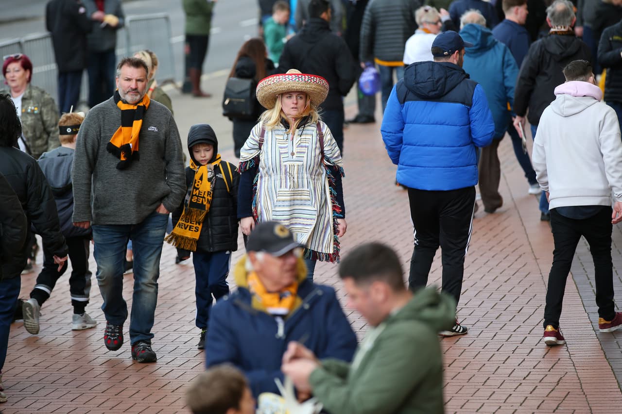Después de la visita de Sin Cara a Raúl Jiménez, este viernes, los fanáticos de los Wolves llegaron al Molineux este sábado con máscaras del luchador y prendas típicas mexicanas que montaron un colorido ambiente para enfrentar al Fulham en la Premier League.