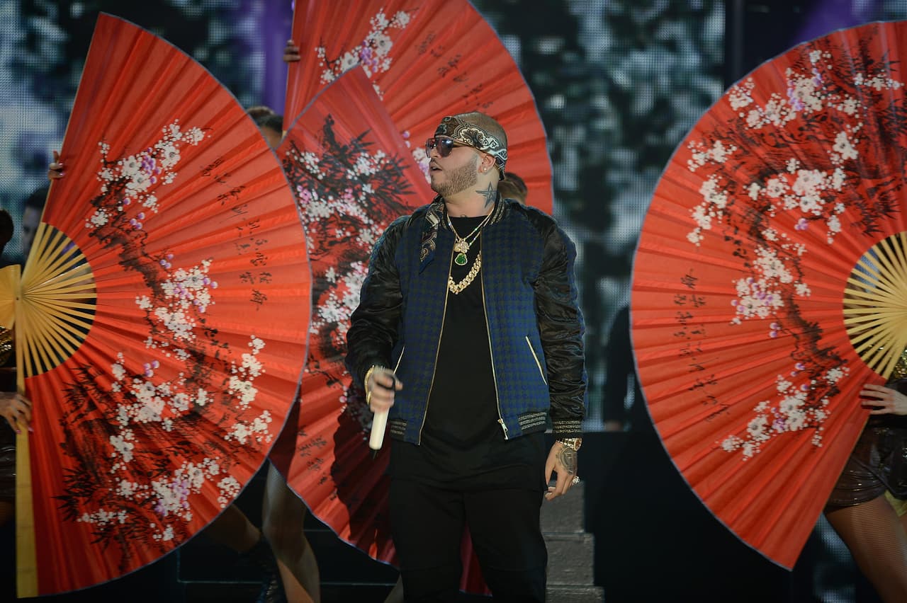 Estos días de descanso de Farruko se dan luego de haber realizado, el pasado 12 de febrero, el Concierto para la Paz, en su natal Puerto Rico.