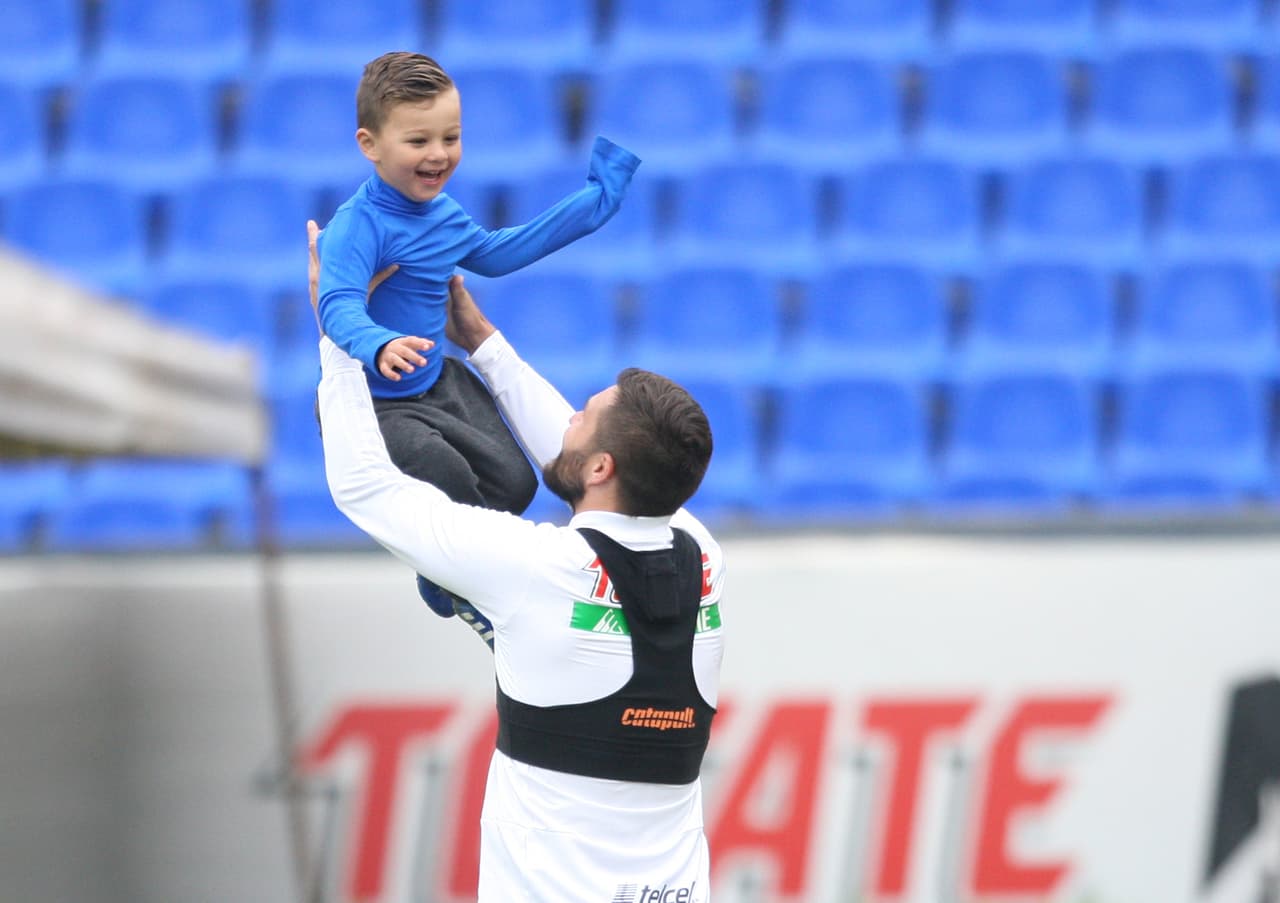 El francés ha echado raíces en México y próximo a cumplir 33 años (2 de diciembre) parece convencido a cerrar su carrera en la Liga MX (cuando acabe el contrato tendrá 36 años).