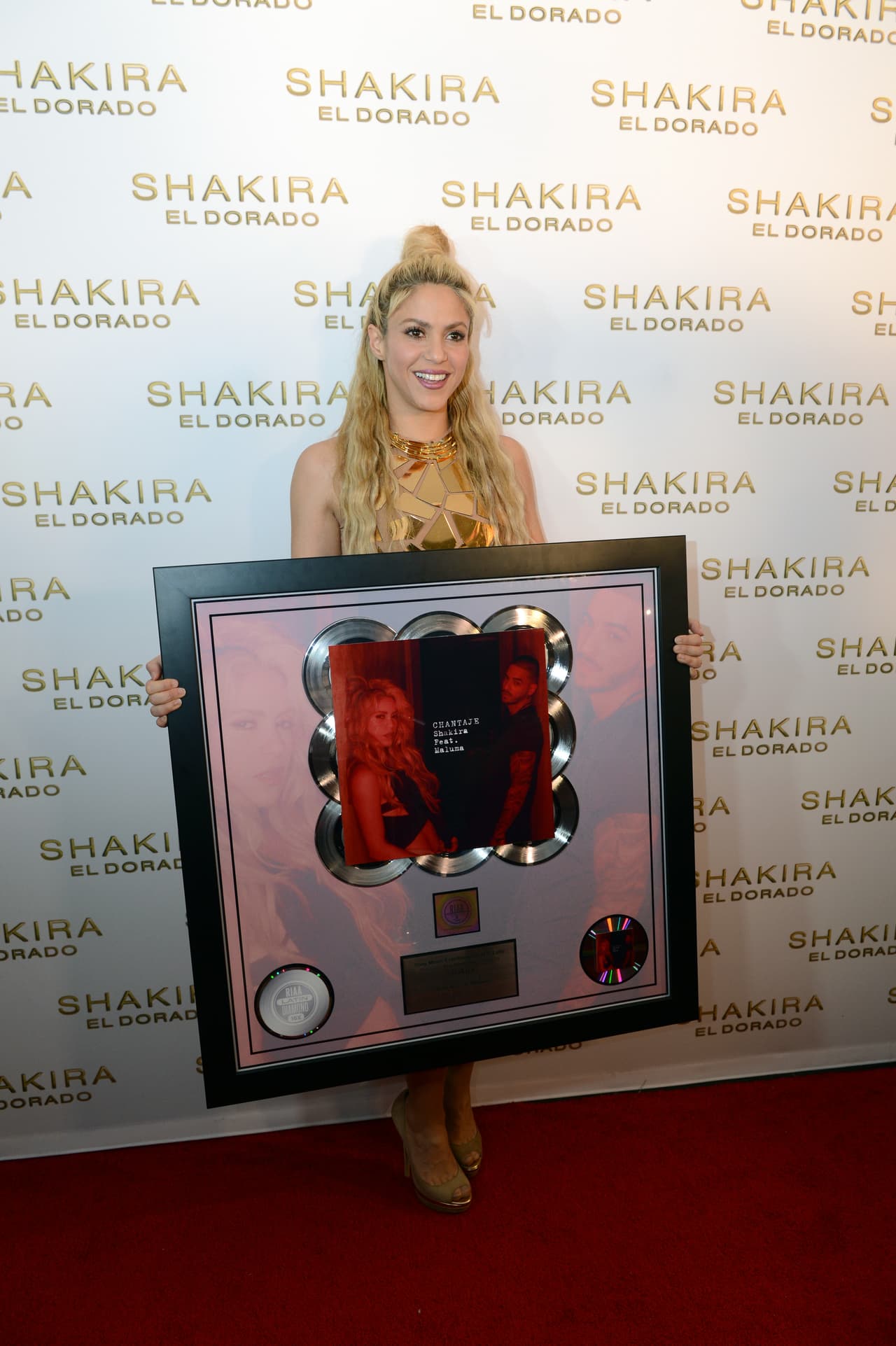 Shakira con su placa, feliz.