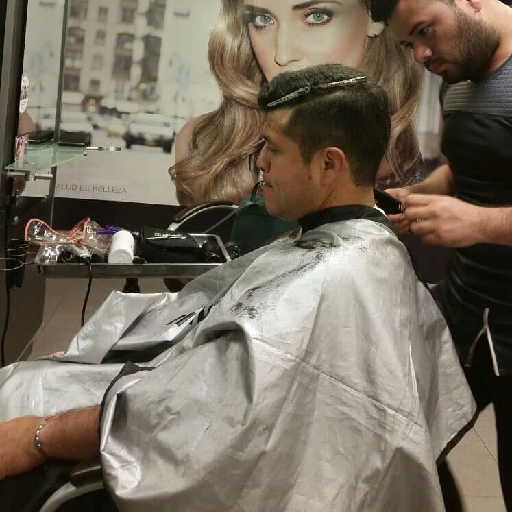 Jorge Medina, vocalista de La Arrolladora Banda El Limón. se recorta el cabello muy a menudo para lucir siempre presentable para sus fans.