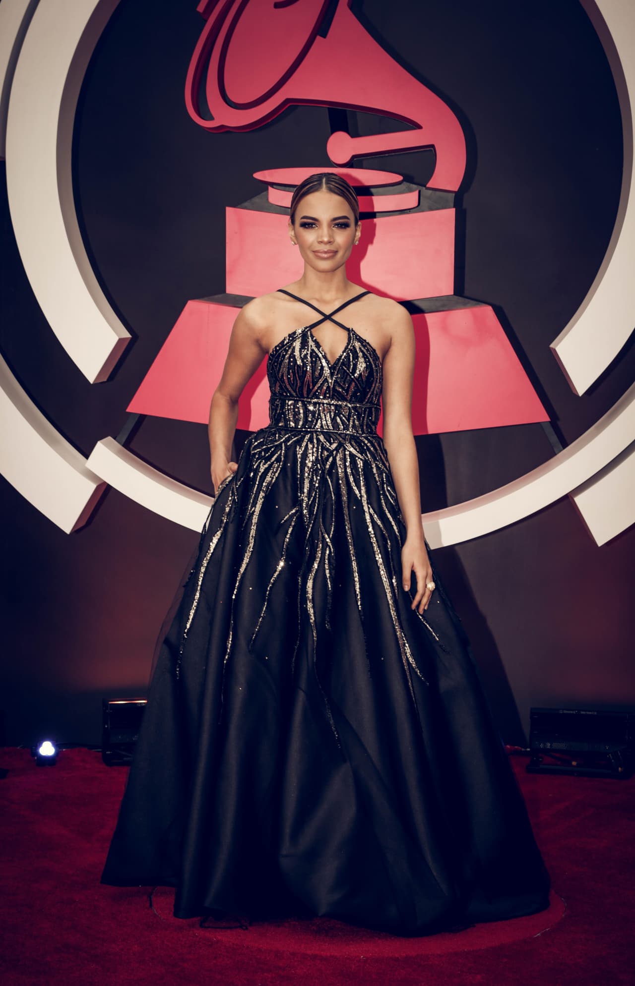 Leslie Grace utilizó accesorios muy discretos para hacer brillar su vestuario esta noche.