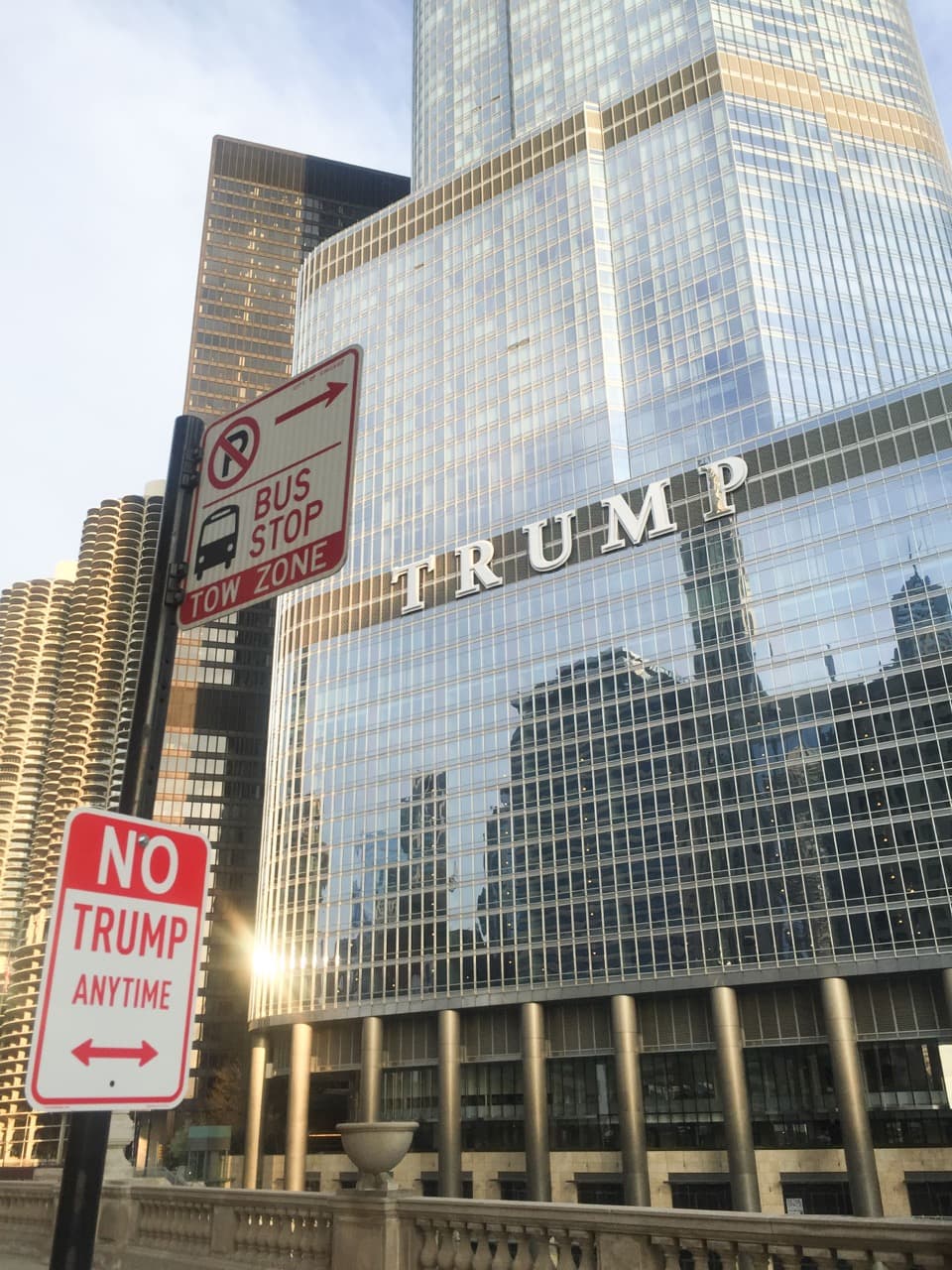 La señal ante el edificio Trump en Chicago.