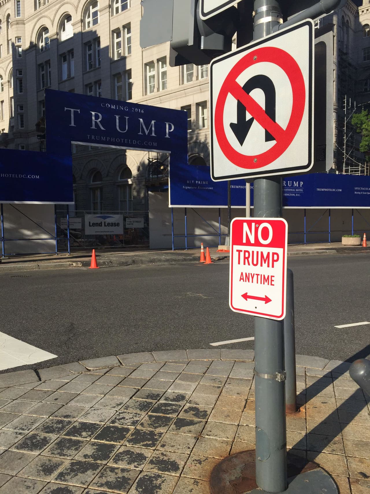 Señal de protesta ante el edificio Trump en Washington DC