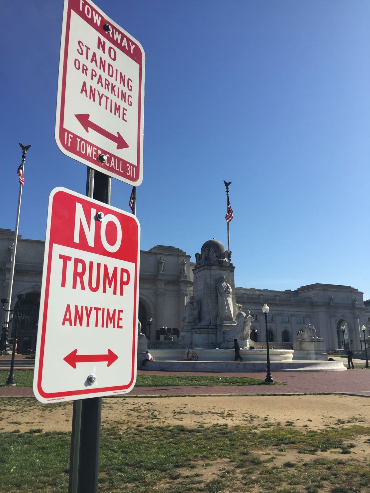 El cartel ante Union Station en Washington DC.