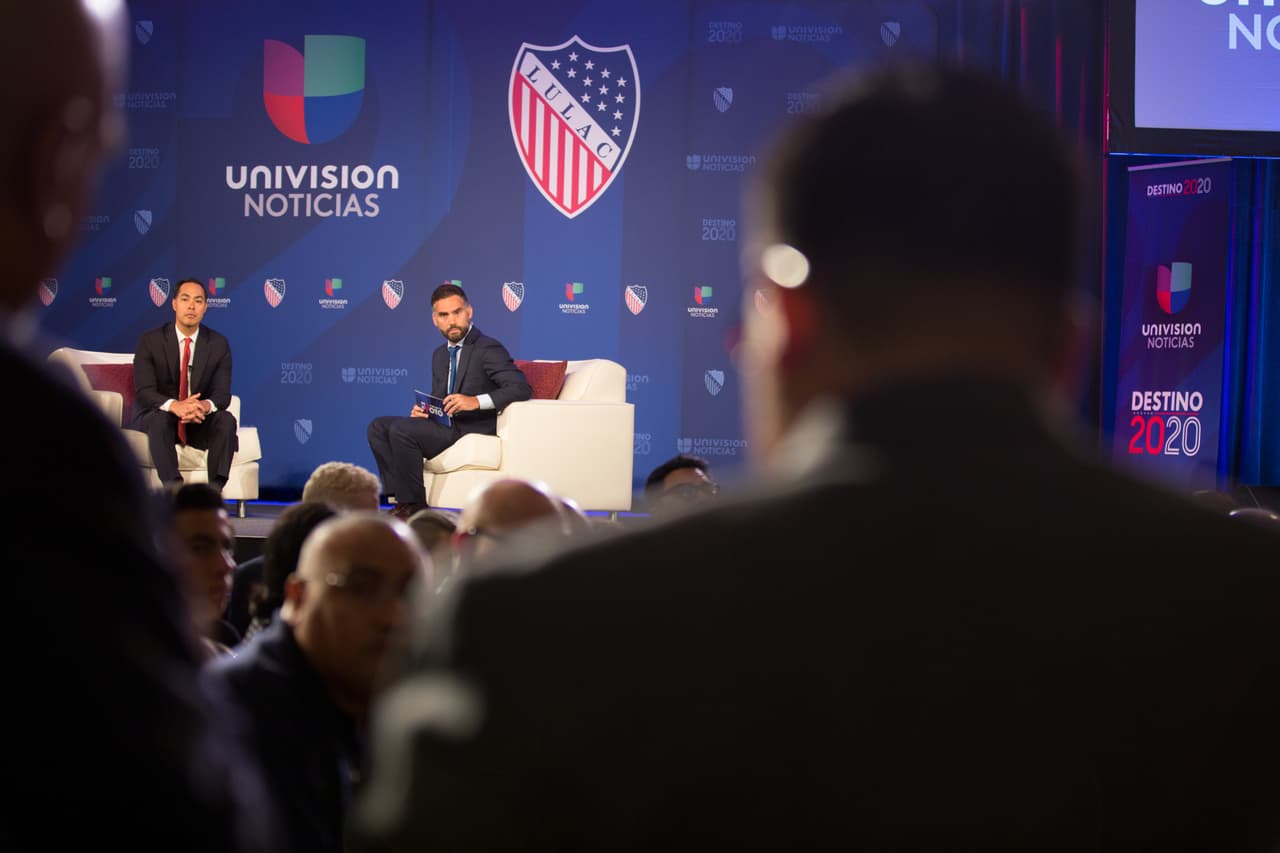 Uno de los participantes le preguntó a Castro sobre los veteranos deportados en la era Trump. "Es algo horrible", respondió el candidato y aseguró que desde la Casa Blanca buscará la manera de revertir esos casos. Luego se refirió al difícil trabajo de los maestros y a su baja remuneración.