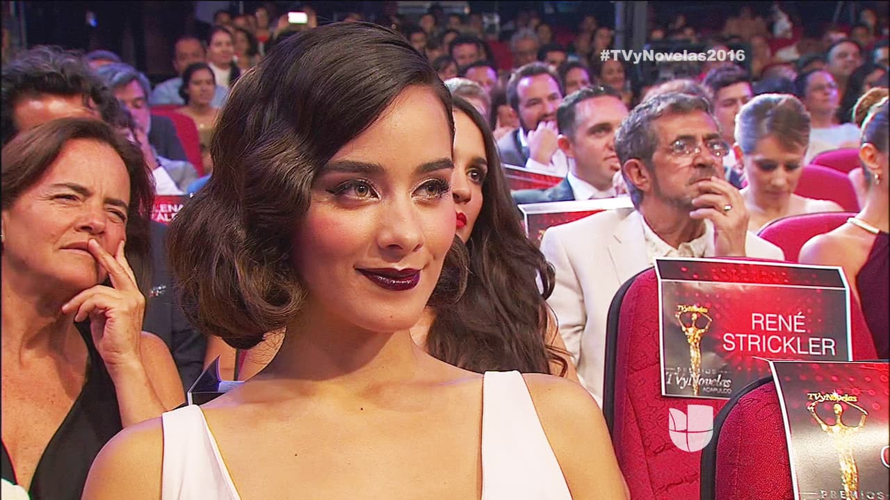 Puso a bailar a todos los presentes. ¡Esmeralda Pimentel gozó la interpretación!