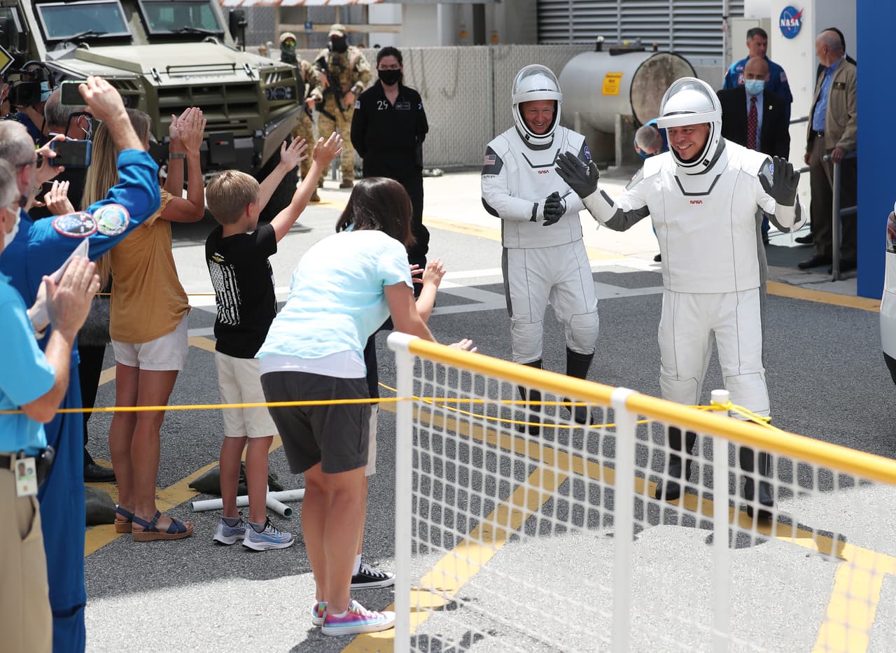 Hurley y Behnken a su salida hacia el complejo de Lanzamiento del Centro Espacial Kennedy en Cabo Cañaveral.