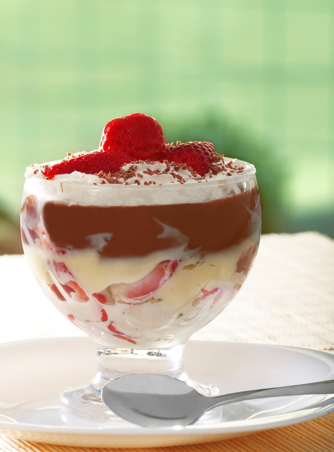 Postre de chocolate y frutos rojos. Este postre lleva de ingredientes crema o nata, azúcar 2, esencia de vainilla y para la decoración frutos rojos congelados, más azúcar y jugo de medio limón.