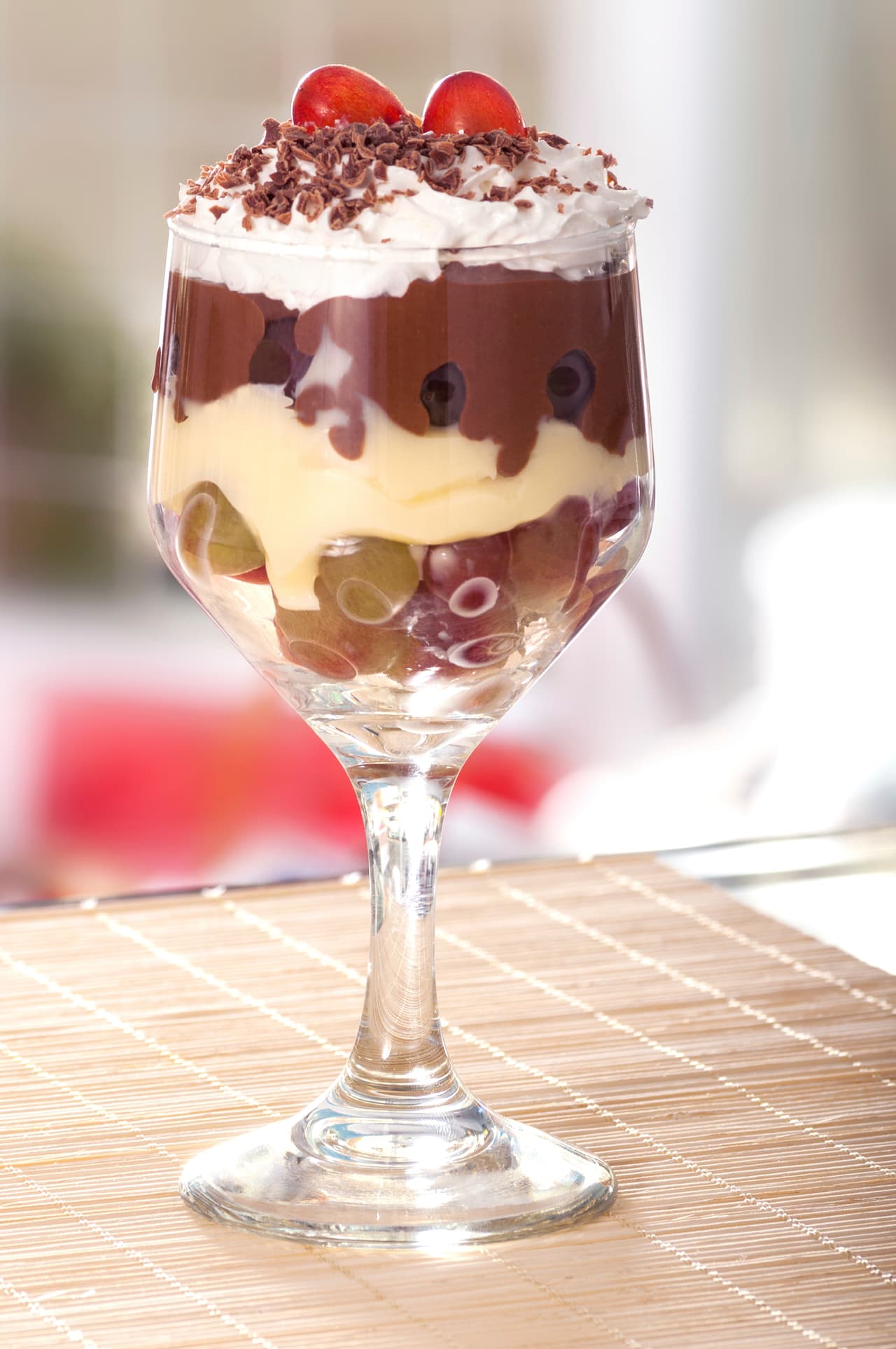 Copa de crema, chocolate y frutos rojos. ¿Tienes antojo? Puedes olvidarlo con una copa de crema, chocolate y frutos secos. Si quieres puedes añadir otros ingredientes frutales o incluso algún cereal le va muy bien. Cuida que la distribución de tu copa este equilibrada y que si vas a poner diferentes capas de chantilly no quede en completo desastre recuerda que de la vista nace el amor.