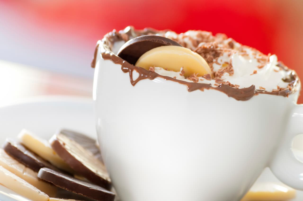 Sundae de banana y chocolate con chantilly. Esta es de los postres más fáciles solo debes de agregar 4 bananas pequeñas, helado de vainilla, 1/4 taza de salsa de chocolate y 1/4 taza de coco rallado en un recipiente y listo. Puede acompañarse también con galletas y algunos dulces, pero esa ya es parte de una dotación extra que quieres añadirle.