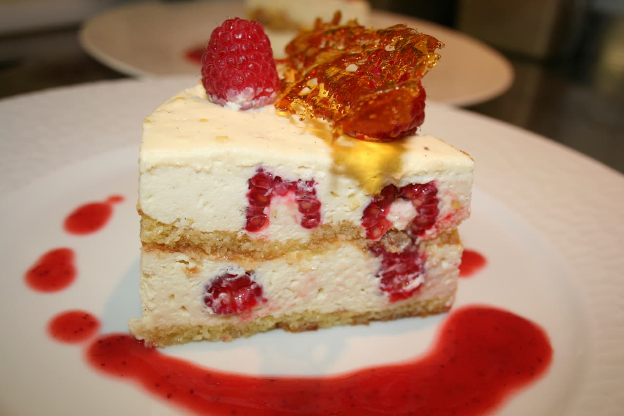 Torta de fresas. Nada como una deliciosa tarta en la que el chantilly se sienta fresco, ahora complementa con las fresas, será una delicia que no podrás resistir.