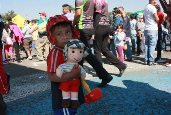 Un pequeño se vistió del Chavo del Ocho y llevó consigo su muñeco Chavito.