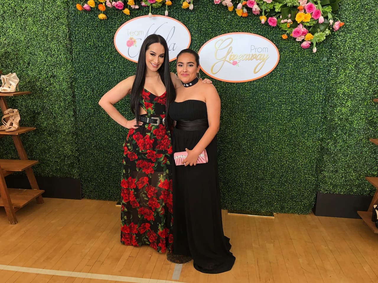 Muchas señoritas se probaron los vestidos que usarán esa noche y pidieron tomarse una foto con la organizadora de este evento.