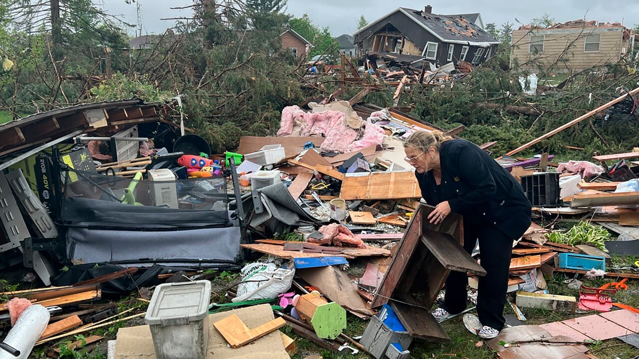 Tras el paso del fenómeno, 
<b>la gobernadora Gretchen Whitmer</b> emitió una 
<b>declaratoria de emergencia</b> para el Condado Ostego. 
<br> “Los residentes de Michigan son fuertes. Somos resilientes. Haremos lo que sea necesario para reconstruir. 
<b>No hay desafío que no podamos superar</b> juntos”, escribió en Twitter.