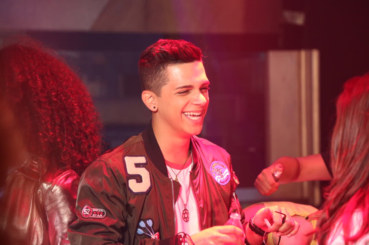 Abdiel, Fabyán, Alondra, Sofía, Verónica y Abel formaron la banda 
<b>Milenios</b>. “Cake by the ocean” fue el tema de su videoclip. Durante las grabaciones los chicos se diviertieron y hasta se sonrojaron al enterarse que había escena de beso.